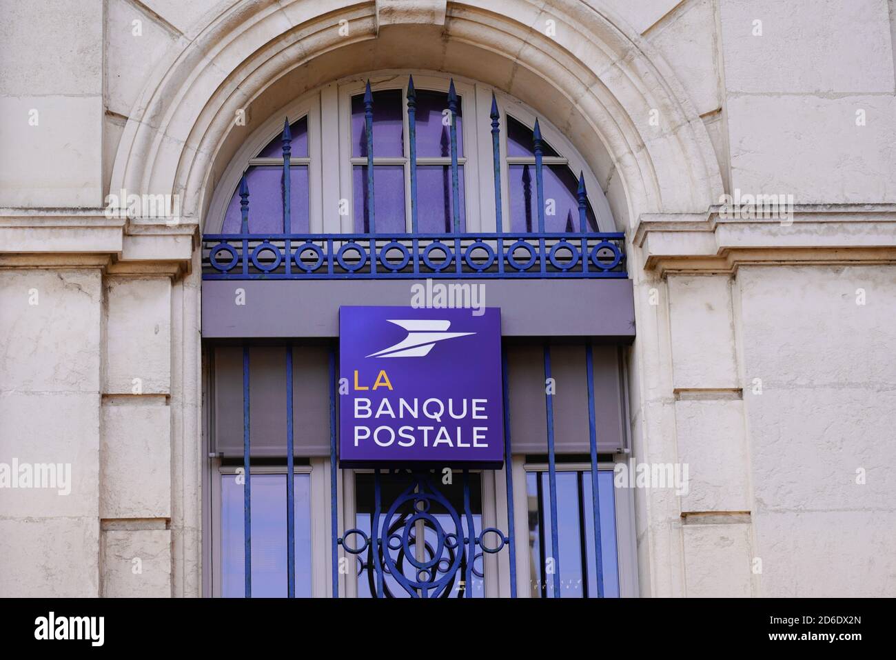 Bordeaux , Aquitaine / Francia - 10 10 2020 : la Banque Postale logo e il testo segno blu fronte dell'ufficio posta francese Foto Stock