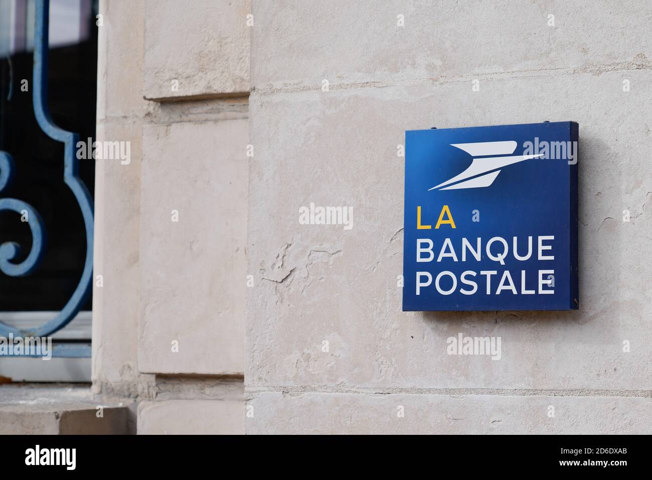 Bordeaux , Aquitaine / Francia - 10 10 2020 : la Banque Postale firma agenzia e ufficio di posta francese Foto Stock
