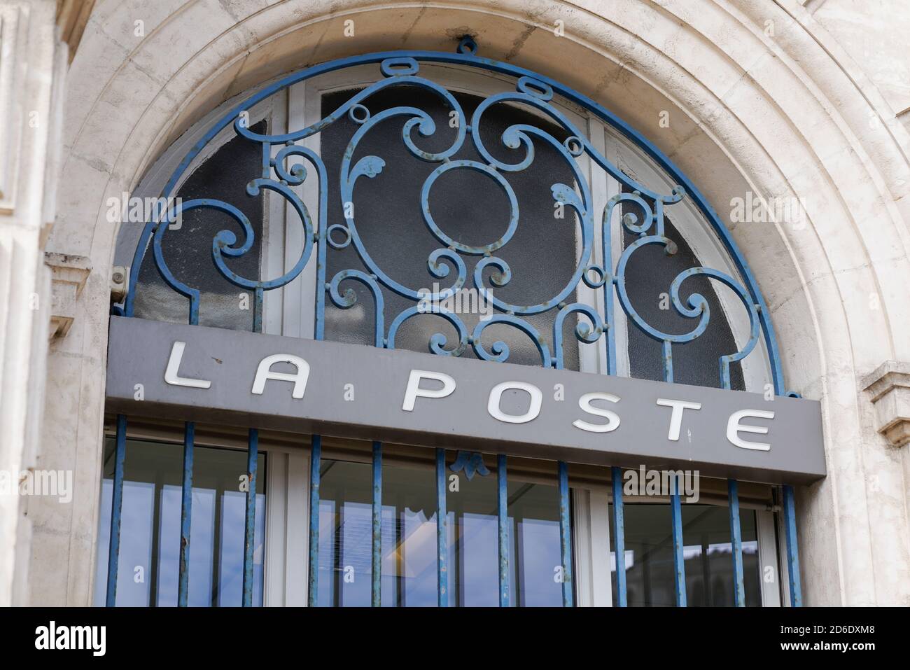 Bordeaux , Aquitaine / Francia - 10 10 2020 : il testo del segno dell'agenzia postale francese sulla facciata dell'edificio Foto Stock