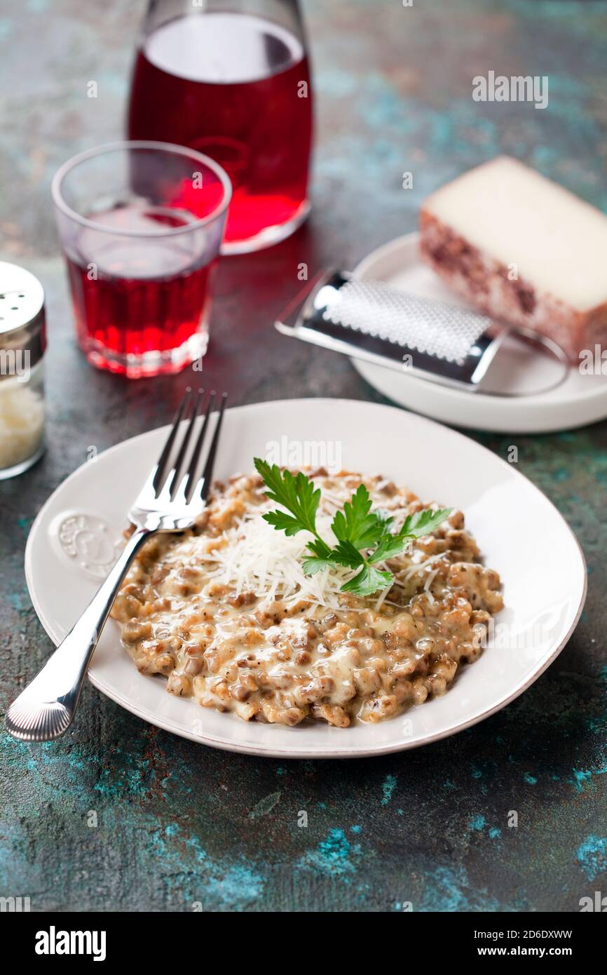 Risotto con carne e formaggio stile dietetico chetogenico, fuoco selettivo Foto Stock