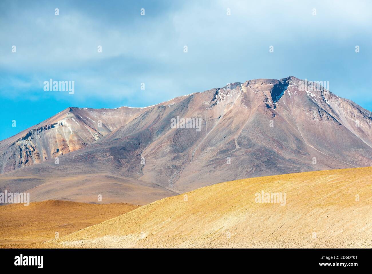 Andes montagna picchi paesaggio, Uyuni sale pianura deserto, Bolivia. Foto Stock