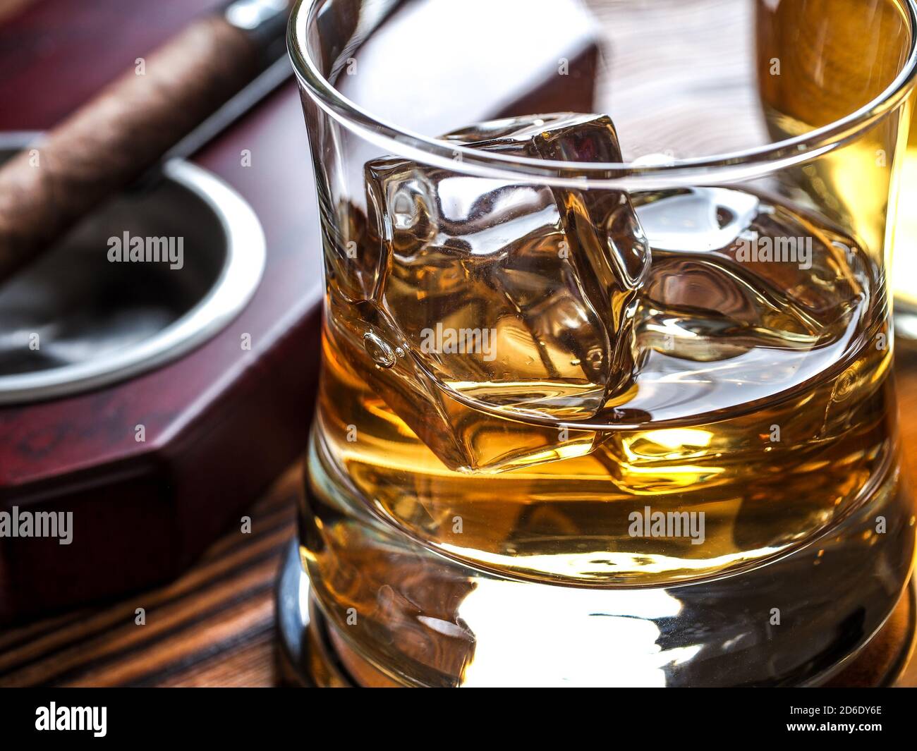 Bicchiere di whisky sulle rocce, sigaro, posacenere e tagliasigari Foto Stock