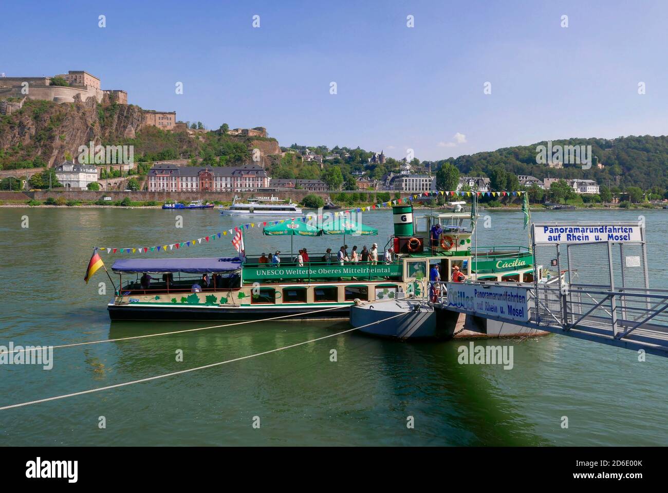 Navi da passeggeri a Konrad-Adenauer-Ufer, Reno e fortezza di Ehrenbreitstein, Coblenza, Renania-Palatinato, Germania Foto Stock