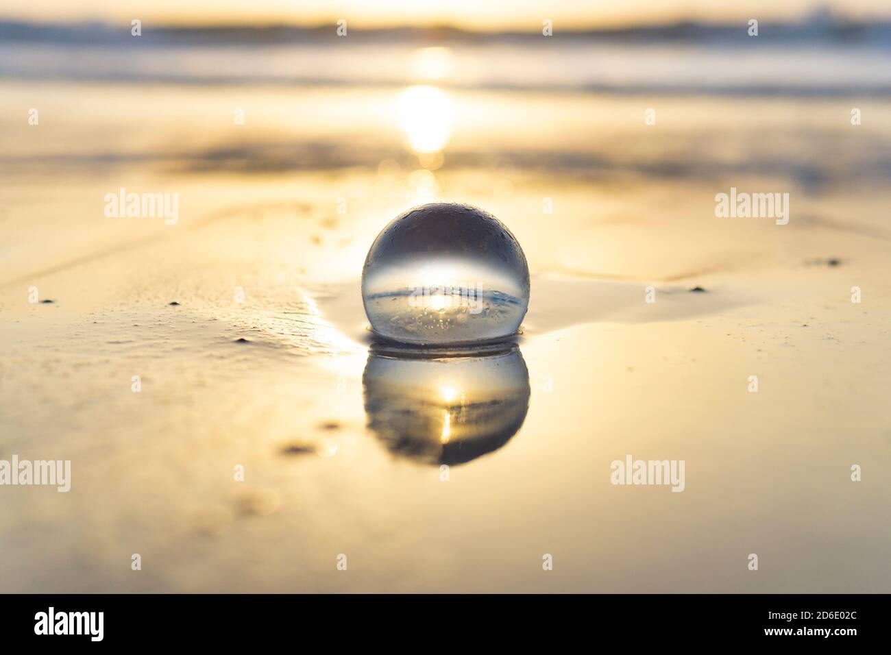palla di vetro sulla spiaggia zen meditazione yoga concetto Foto Stock