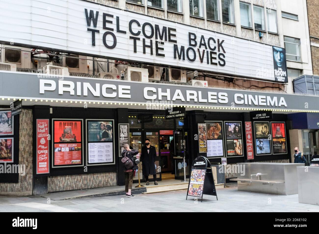 16 ottobre 2020. Il cinema indipendente Prince Charles nella Leicester Square di Londra, chiuso da marzo a causa della pandemia del Covid-19 riaperta questa settimana nonostante l'incertezza sulle future restrizioni che il governo può imporre al settore dell'arte e dell'intrattenimento. Foto Stock