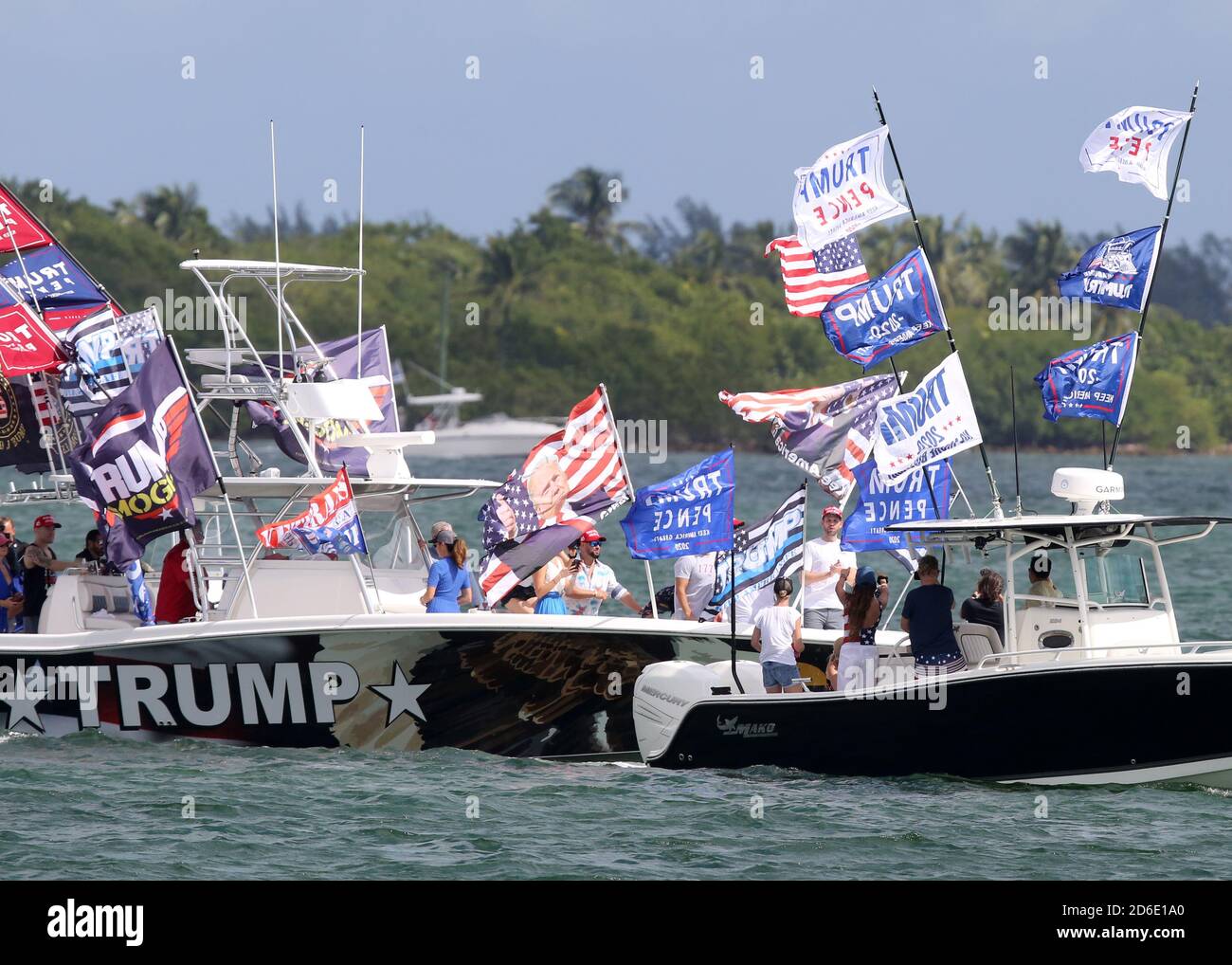 MIAMI, FL - 15 OTTOBRE: Centinaia di barche si sono mostrate per una massiccia dimostrazione di sostegno anche sotto la pioggia battente mentre il figlio del presidente Eric Trump e la moglie Lara hanno guidato un raduno flotilla pro-Trump a Miami, Florida, il 15 ottobre, 2020 appena 19 giorni prima delle elezioni l'affluenza è stata massiccia ed è stata nel versamento Rain Credit: Hoo-me / MediaPunch Foto Stock