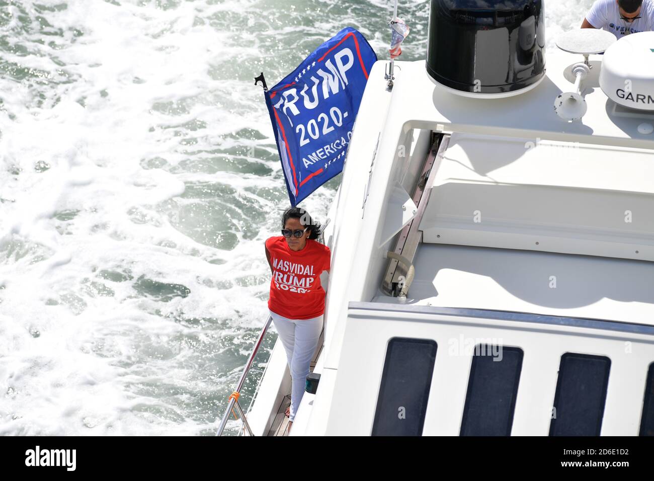 Miami, Florida, Stati Uniti. 15 Ott 2020. Centinaia di barche si sono esibite per una massiccia dimostrazione di sostegno anche sotto la pioggia battente, mentre il figlio del presidente Eric Trump e la moglie Lara hanno guidato un raduno flotilla pro-Trump a Miami, in Florida, il 15 ottobre, 2020 appena 19 giorni prima delle elezioni l'affluenza è stata massiccia ed è stata nel versamento Rain Credit: Hoo Me/Media Punch/Alamy Live News Foto Stock