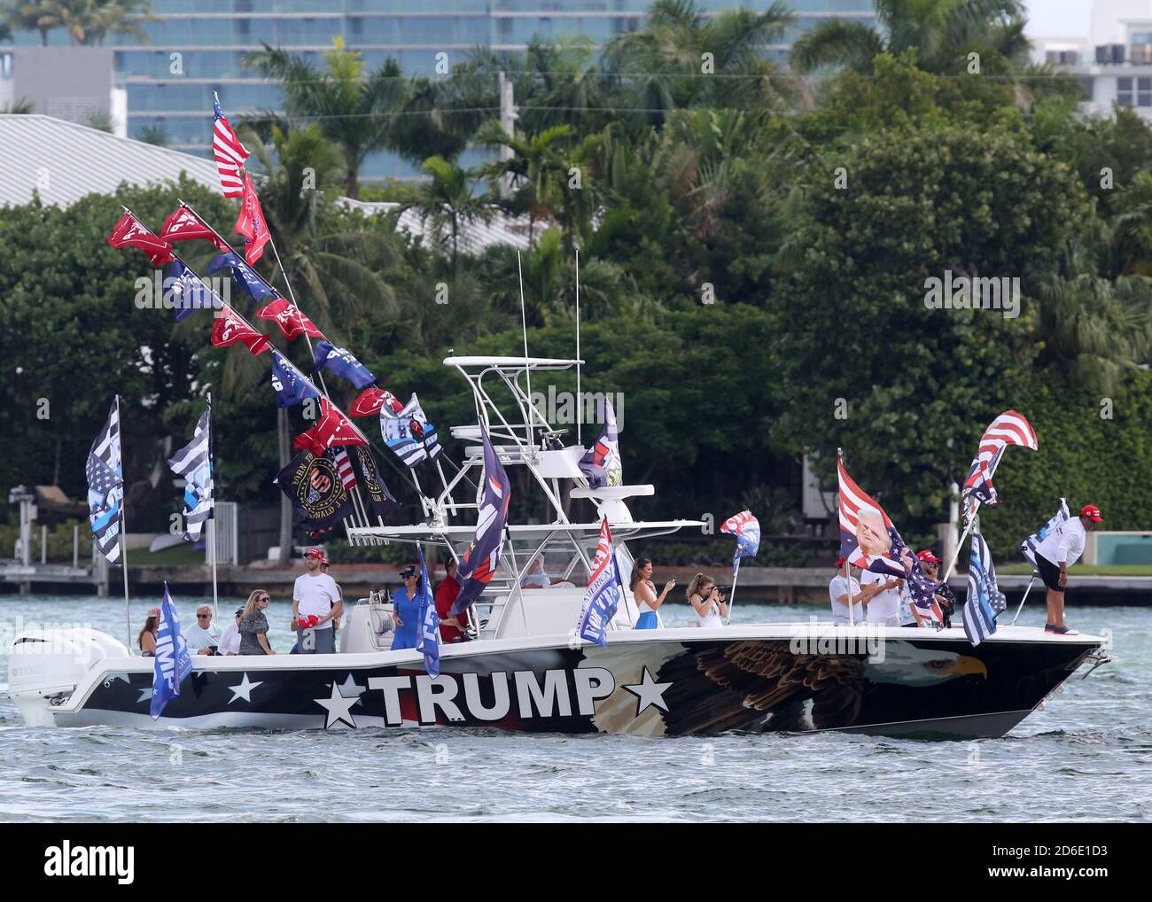 Miami, Florida, Stati Uniti. 15 Ott 2020. Centinaia di barche si sono esibite per una massiccia dimostrazione di sostegno anche sotto la pioggia battente, mentre il figlio del presidente Eric Trump e la moglie Lara hanno guidato un raduno flotilla pro-Trump a Miami, in Florida, il 15 ottobre, 2020 appena 19 giorni prima delle elezioni l'affluenza è stata massiccia ed è stata nel versamento Rain Credit: Hoo Me/Media Punch/Alamy Live News Foto Stock