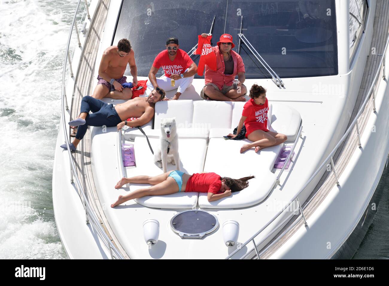 Miami, Florida, Stati Uniti. 15 Ott 2020. Centinaia di barche si sono esibite per una massiccia dimostrazione di sostegno anche sotto la pioggia battente, mentre il figlio del presidente Eric Trump e la moglie Lara hanno guidato un raduno flotilla pro-Trump a Miami, in Florida, il 15 ottobre, 2020 appena 19 giorni prima delle elezioni l'affluenza è stata massiccia ed è stata nel versamento Rain Credit: Hoo Me/Media Punch/Alamy Live News Foto Stock