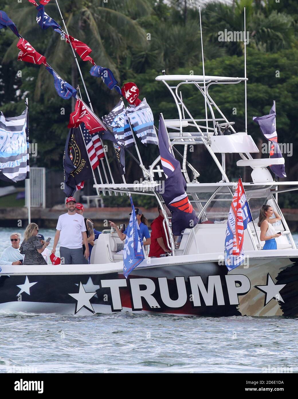 MIAMI, FL - 15 OTTOBRE: Centinaia di barche si sono mostrate per una massiccia dimostrazione di sostegno anche sotto la pioggia battente mentre il figlio del presidente Eric Trump e la moglie Lara hanno guidato un raduno flotilla pro-Trump a Miami, Florida, il 15 ottobre, 2020 appena 19 giorni prima delle elezioni l'affluenza è stata massiccia ed è stata nel versamento Rain Credit: Hoo-me / MediaPunch Foto Stock