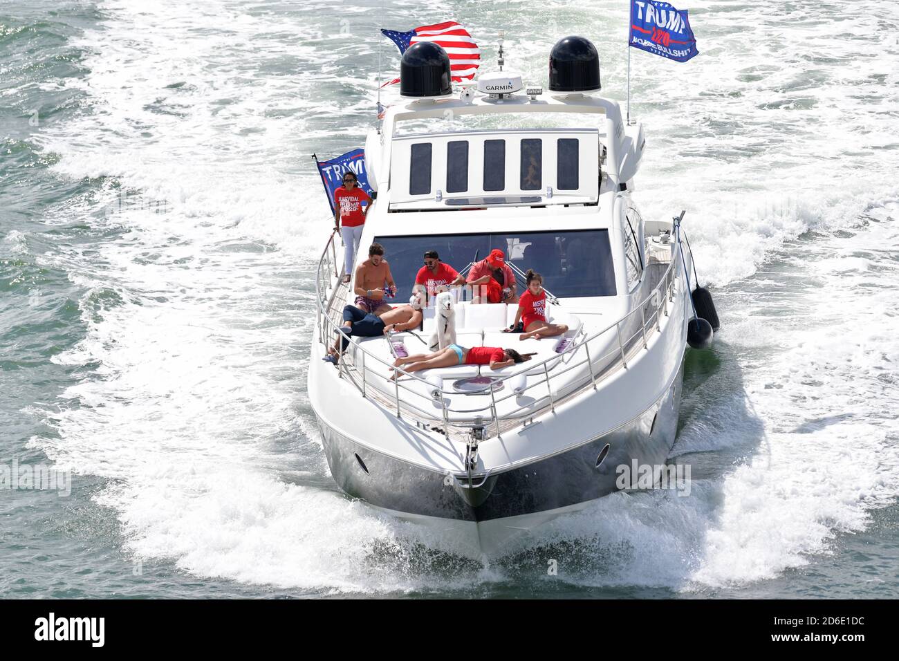 Miami, Florida, Stati Uniti. 15 Ott 2020. Centinaia di barche si sono esibite per una massiccia dimostrazione di sostegno anche sotto la pioggia battente, mentre il figlio del presidente Eric Trump e la moglie Lara hanno guidato un raduno flotilla pro-Trump a Miami, in Florida, il 15 ottobre, 2020 appena 19 giorni prima delle elezioni l'affluenza è stata massiccia ed è stata nel versamento Rain Credit: Hoo Me/Media Punch/Alamy Live News Foto Stock