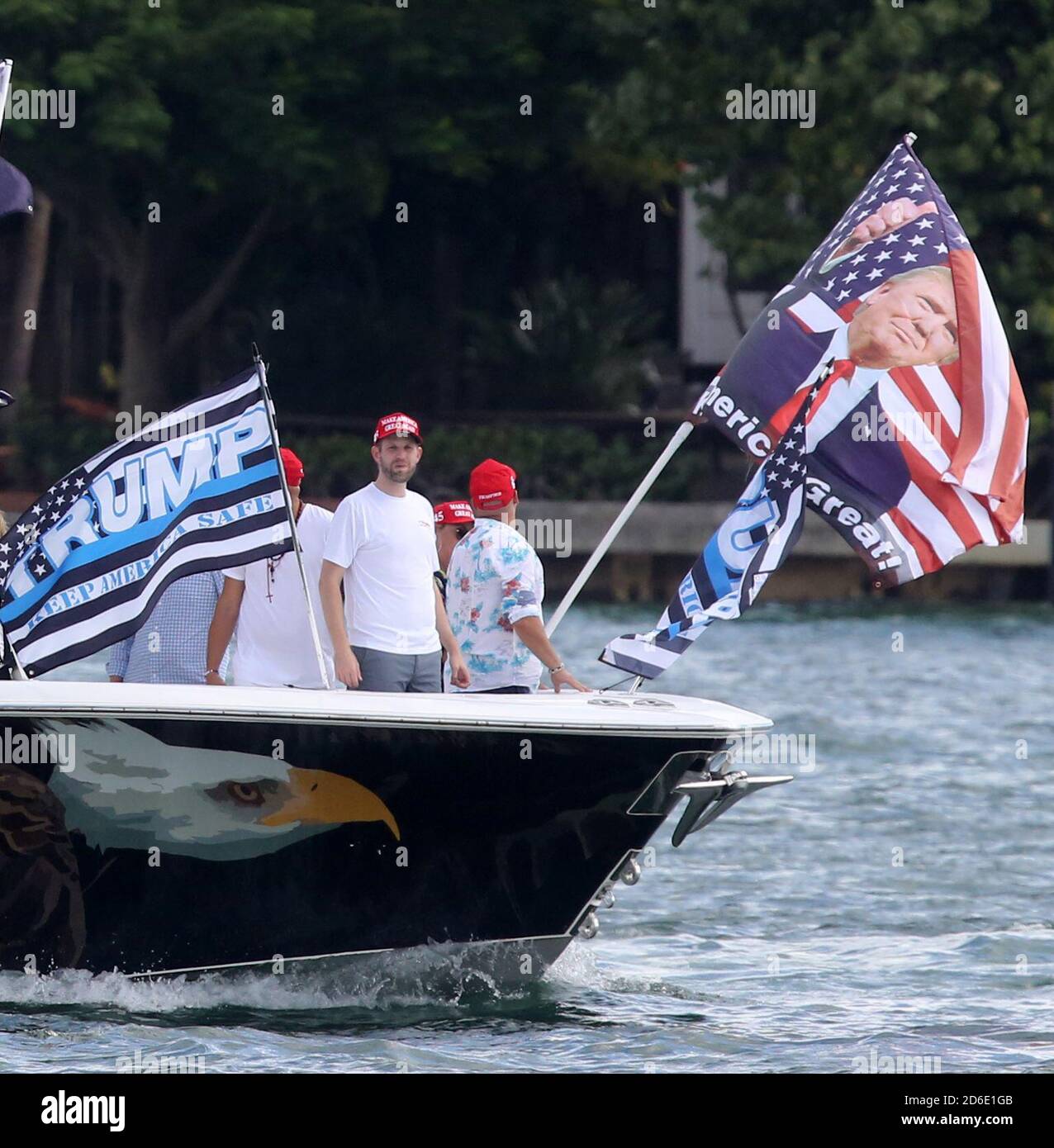 MIAMI, FL - 15 OTTOBRE: Centinaia di barche si sono mostrate per una massiccia dimostrazione di sostegno anche sotto la pioggia battente mentre il figlio del presidente Eric Trump e la moglie Lara hanno guidato un raduno flotilla pro-Trump a Miami, Florida, il 15 ottobre, 2020 appena 19 giorni prima delle elezioni l'affluenza è stata massiccia ed è stata nel versamento Rain Credit: Hoo-me / MediaPunch Foto Stock