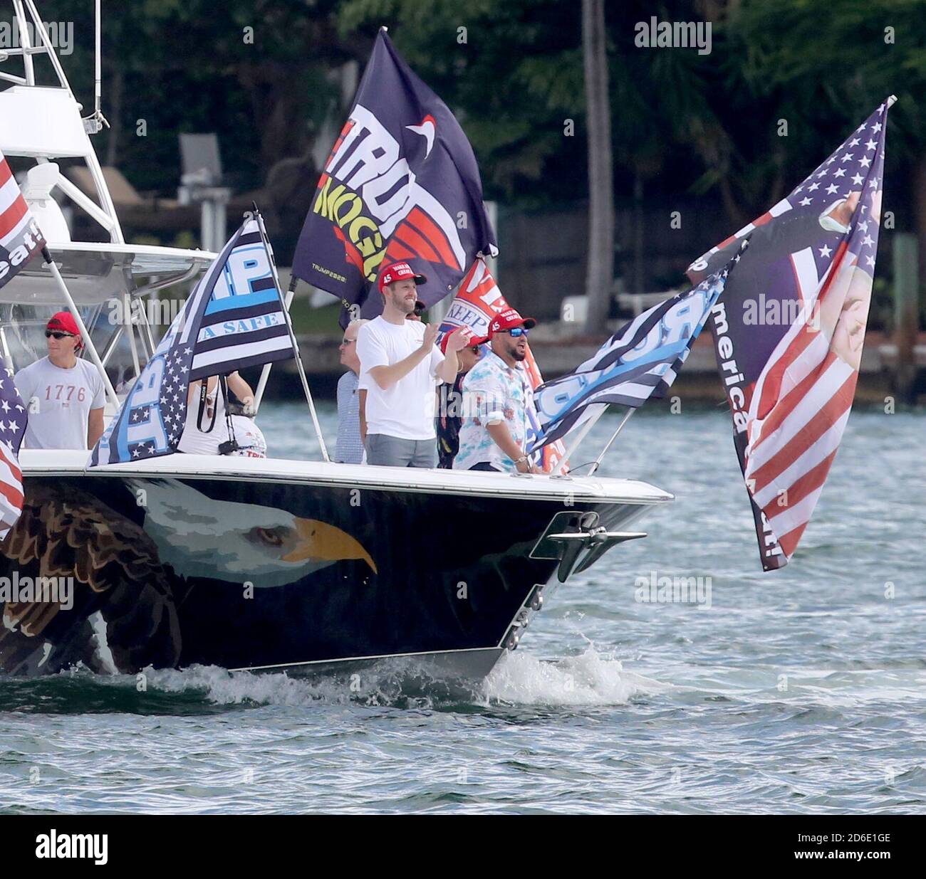 MIAMI, FL - 15 OTTOBRE: Centinaia di barche si sono mostrate per una massiccia dimostrazione di sostegno anche sotto la pioggia battente mentre il figlio del presidente Eric Trump e la moglie Lara hanno guidato un raduno flotilla pro-Trump a Miami, Florida, il 15 ottobre, 2020 appena 19 giorni prima delle elezioni l'affluenza è stata massiccia ed è stata nel versamento Rain Credit: Hoo-me / MediaPunch Foto Stock
