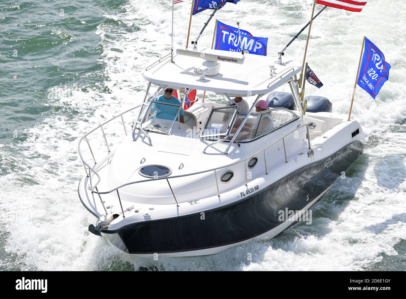 MIAMI, FL - 15 OTTOBRE: Centinaia di barche si sono mostrate per una massiccia dimostrazione di sostegno anche sotto la pioggia battente mentre il figlio del presidente Eric Trump e la moglie Lara hanno guidato un raduno flotilla pro-Trump a Miami, Florida, il 15 ottobre, 2020 appena 19 giorni prima delle elezioni l'affluenza è stata massiccia ed è stata nel versamento Rain Credit: Hoo-me / MediaPunch Foto Stock