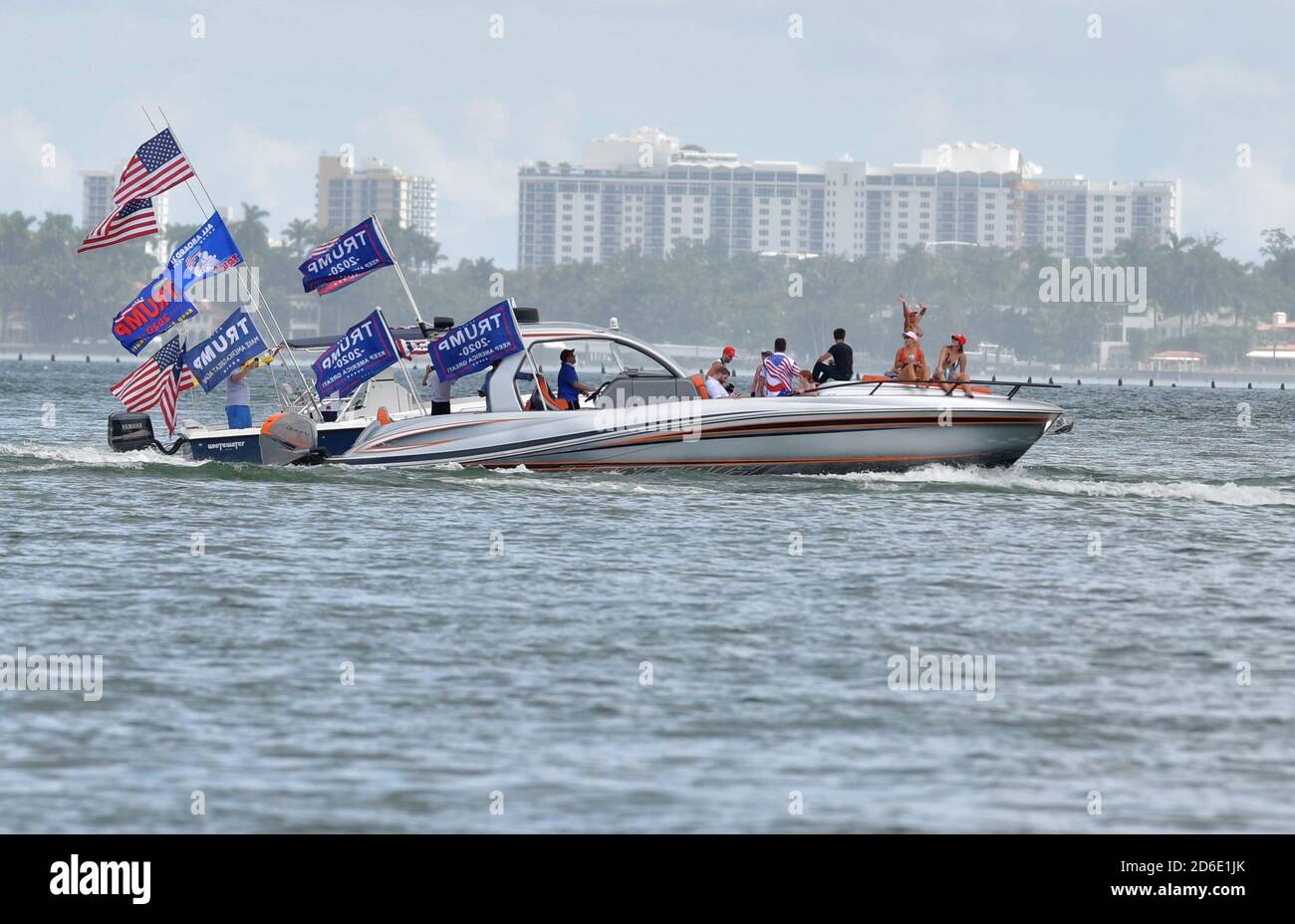 MIAMI, FL - 15 OTTOBRE: Centinaia di barche si sono mostrate per una massiccia dimostrazione di sostegno anche sotto la pioggia battente mentre il figlio del presidente Eric Trump e la moglie Lara hanno guidato un raduno flotilla pro-Trump a Miami, Florida, il 15 ottobre, 2020 appena 19 giorni prima delle elezioni l'affluenza è stata massiccia ed è stata nel versamento Rain Credit: Hoo-me / MediaPunch Foto Stock