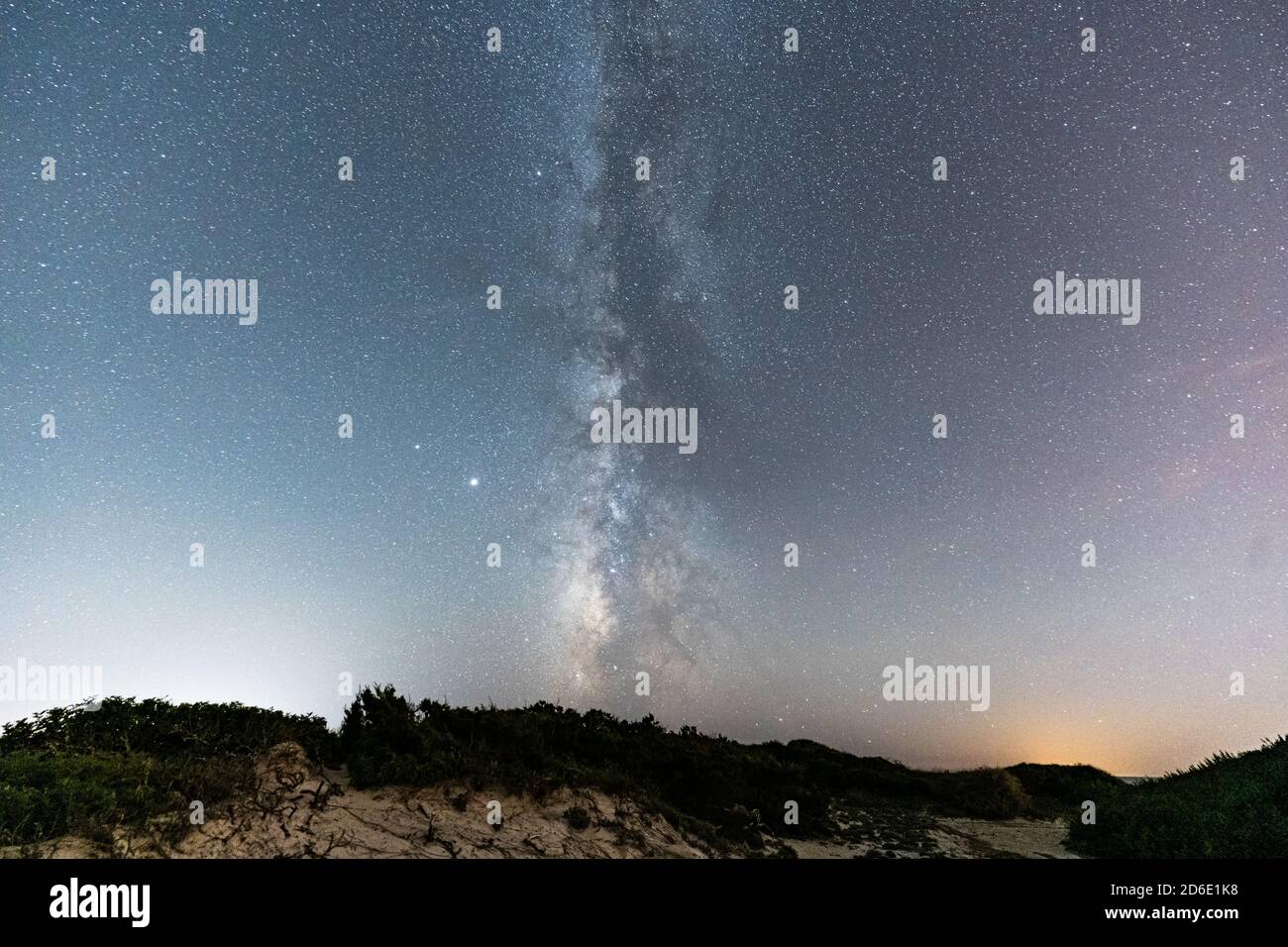 Via Lattea sulla spiaggia vergine di es Trenc, nella zona naturale protetta del comune di ​​the, Maiorca, Spagna Foto Stock