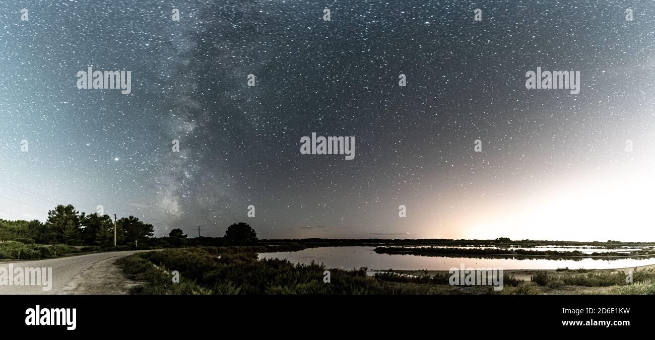 Bella notte stellata con la via lattea sulla zona naturale protetta di ​​Es Trenc, nel comune di Campos, Maiorca, Spagna. Foto Stock