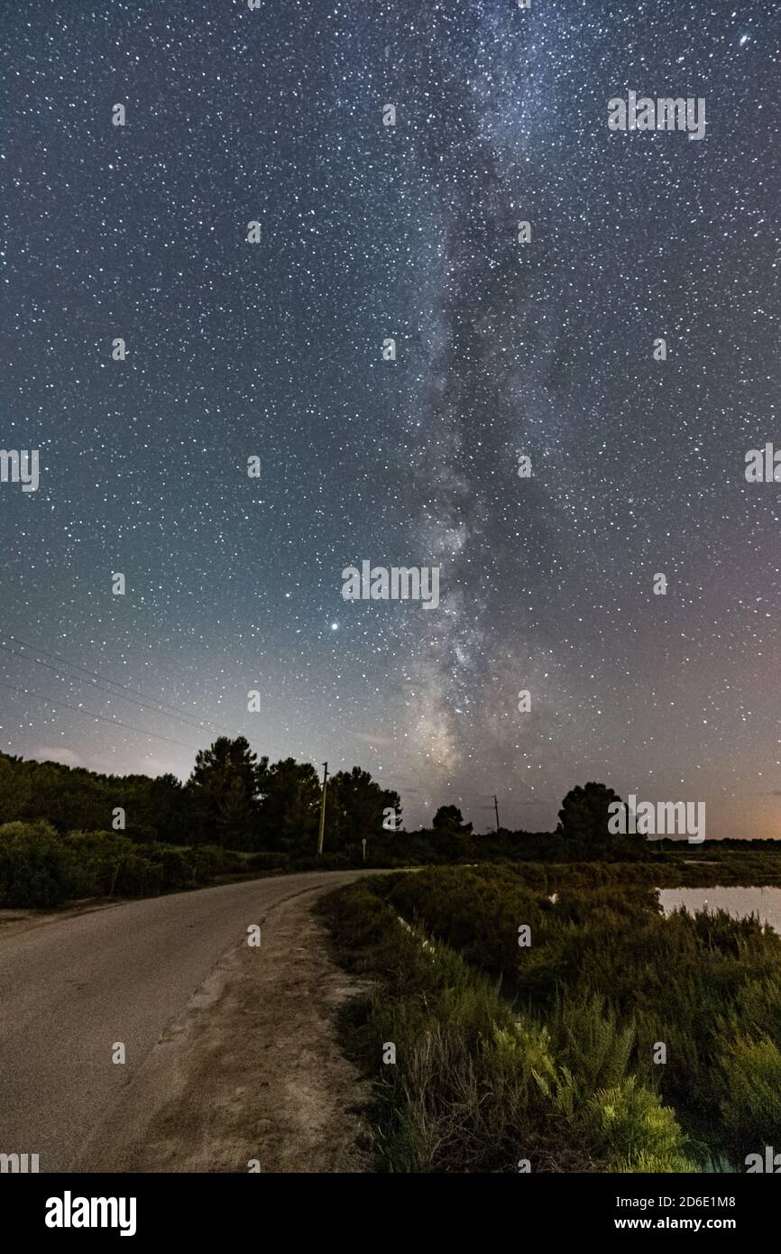 Bella notte stellata con la via lattea sulla zona naturale protetta di ​​Es Trenc, nel comune di Campos, Maiorca, Spagna. Foto Stock