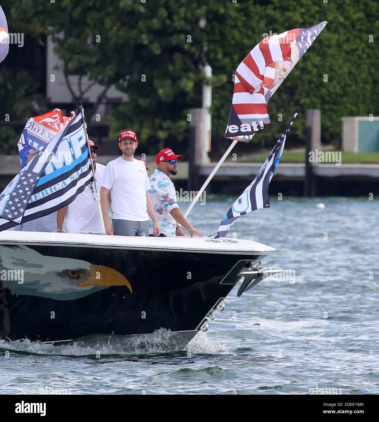 Miami, Florida, Stati Uniti. 15 Ott 2020. Centinaia di barche si sono esibite per una massiccia dimostrazione di sostegno anche sotto la pioggia battente, mentre il figlio del presidente Eric Trump e la moglie Lara hanno guidato un raduno flotilla pro-Trump a Miami, in Florida, il 15 ottobre, 2020 appena 19 giorni prima delle elezioni l'affluenza è stata massiccia ed è stata nel versamento Rain Credit: Hoo Me/Media Punch/Alamy Live News Foto Stock