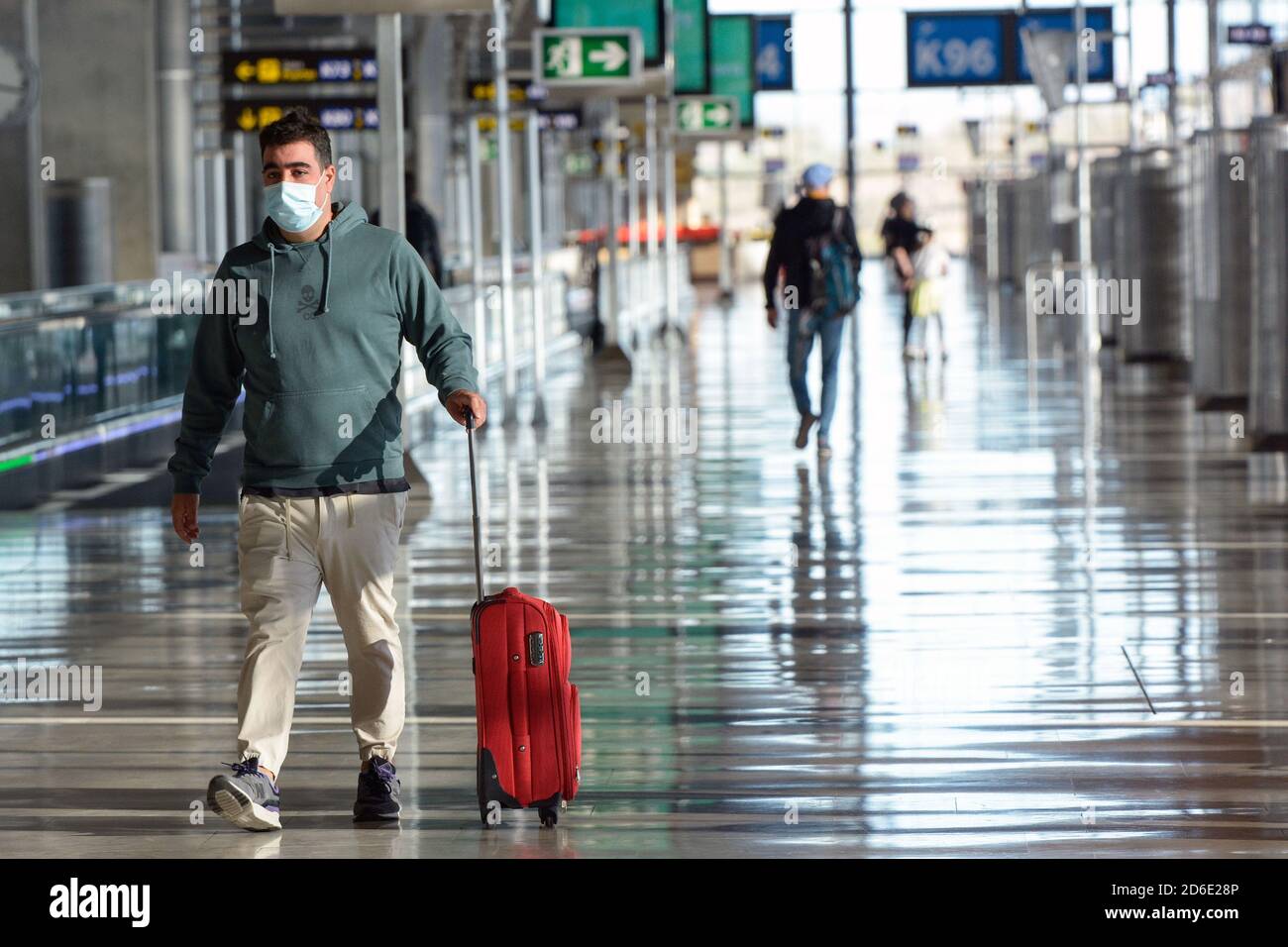 Un passeggero che cammina lungo il Terminal 4 dell'aeroporto Adolfo Suárez Madrid-Barajas è uno degli aeroporti più importanti d'Europa e ha notato una notevole diminuzione dei viaggiatori a causa della pandemia di Coronavirus. Foto Stock
