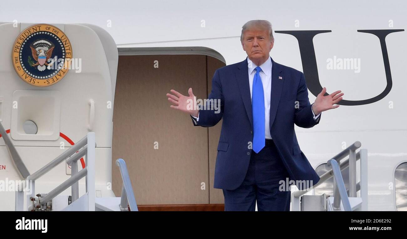Miami, Florida, Stati Uniti. 15 Ott 2020. Il Presidente DEGLI STATI UNITI Donald Trump arriva all'aeroporto internazionale di Miami il 15 ottobre 2020 a Miami, Florida. Il presidente è stato accolto da Carlos A. Giménez sindaco di Miami-Dade County e Jorge Masvida, combattente professionista per arti marziali miste. Il presidente è in città per fare un municipio stasera prima delle elezioni del 2020 che è in 19 giorni di credito: Hoo Me/Media Punch/Alamy Live News Foto Stock