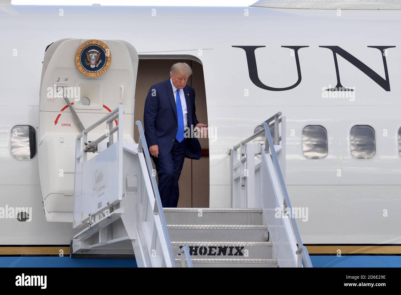 Miami, Florida, Stati Uniti. 15 Ott 2020. Il Presidente DEGLI STATI UNITI Donald Trump arriva all'aeroporto internazionale di Miami il 15 ottobre 2020 a Miami, Florida. Il presidente è stato accolto da Carlos A. Giménez sindaco di Miami-Dade County e Jorge Masvida, combattente professionista per arti marziali miste. Il presidente è in città per fare un municipio stasera prima delle elezioni del 2020 che è in 19 giorni di credito: Hoo Me/Media Punch/Alamy Live News Foto Stock