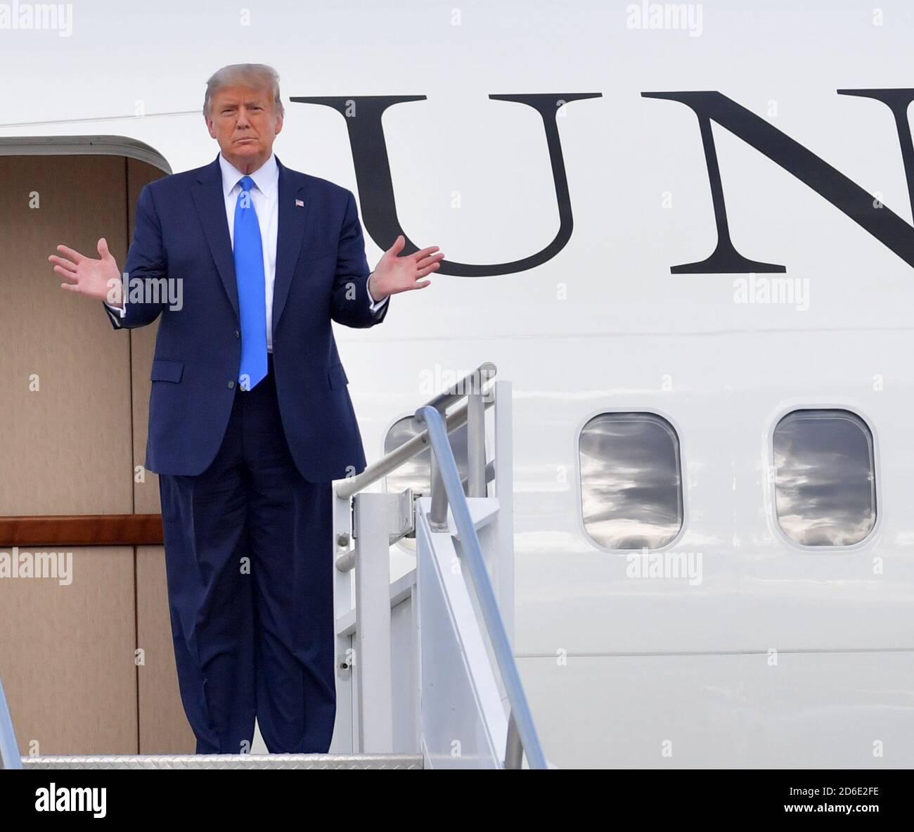 Miami, Florida, Stati Uniti. 15 Ott 2020. Il Presidente DEGLI STATI UNITI Donald Trump arriva all'aeroporto internazionale di Miami il 15 ottobre 2020 a Miami, Florida. Il presidente è stato accolto da Carlos A. Giménez sindaco di Miami-Dade County e Jorge Masvida, combattente professionista per arti marziali miste. Il presidente è in città per fare un municipio stasera prima delle elezioni del 2020 che è in 19 giorni di credito: Hoo Me/Media Punch/Alamy Live News Foto Stock