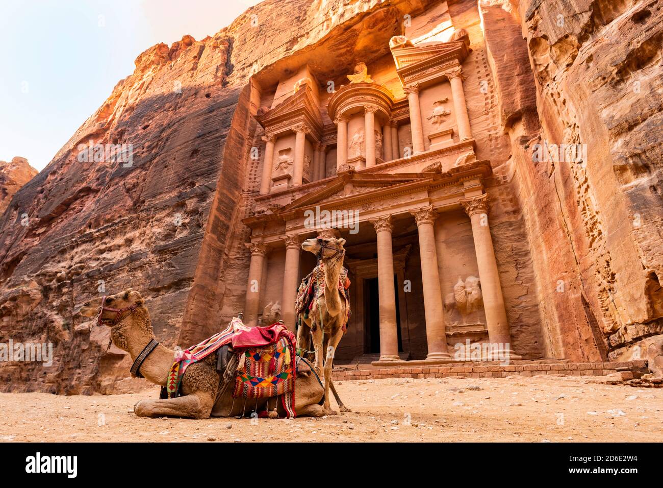 Vista mozzafiato di due cammelli che si posano di fronte al Khazneh (il Tesoro) a Petra. Al-Khazneh è uno dei templi più elaborati di Petra. Foto Stock