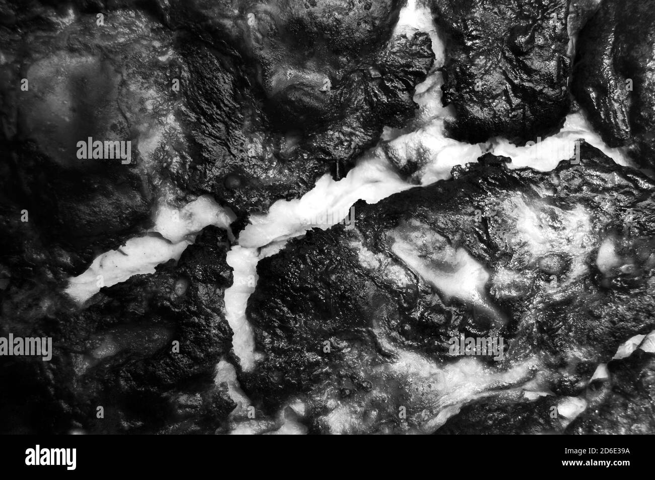 tessuto lavico bianco caldo solidificato del vulcano eruttivo in nero e bianco Foto Stock