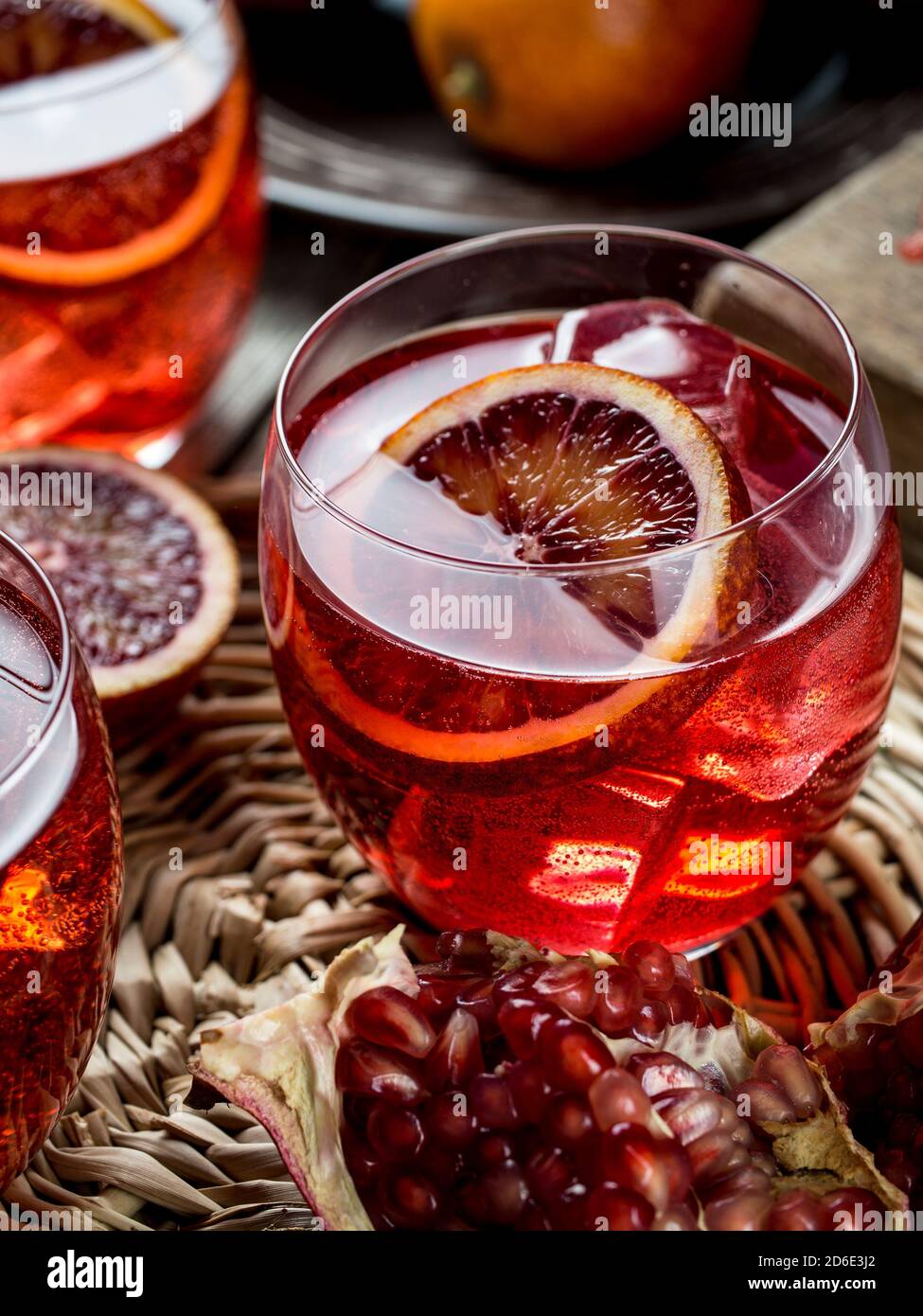 Cocktail di arancio e melograno su un tavolo di legno grunge Foto Stock