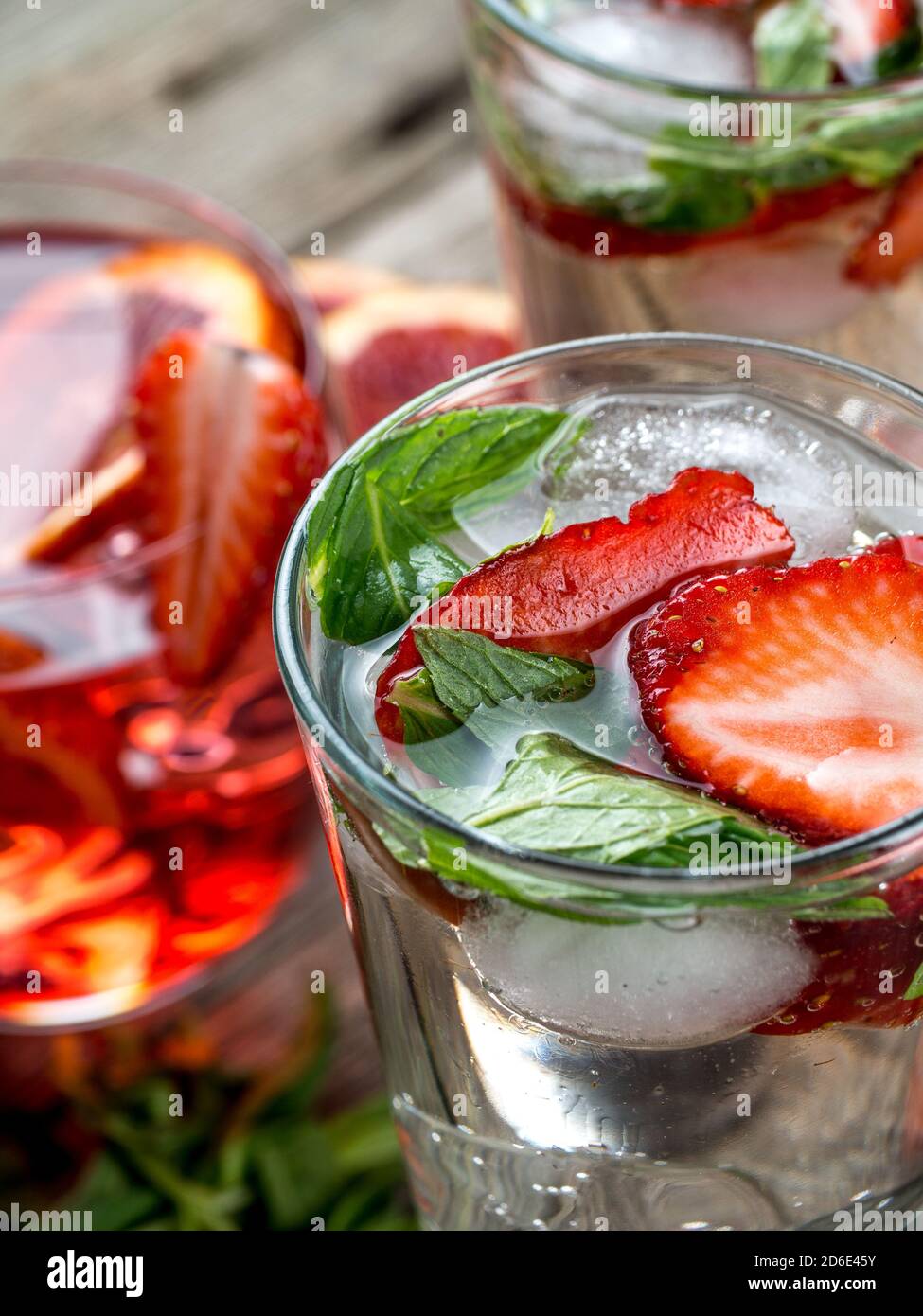 Cocktail alla fragola e alla menta preparati al momento su un tavolo di legno Foto Stock