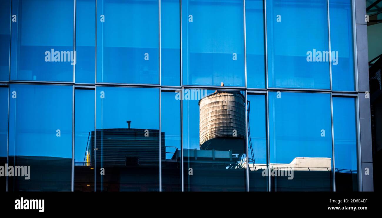 Riflessione di un serbatoio d'acqua onnipresente sul tetto di un edificio nel quartiere Meatpacking a New York giovedì 8 ottobre 2020. (© Richard B. Levine) Foto Stock