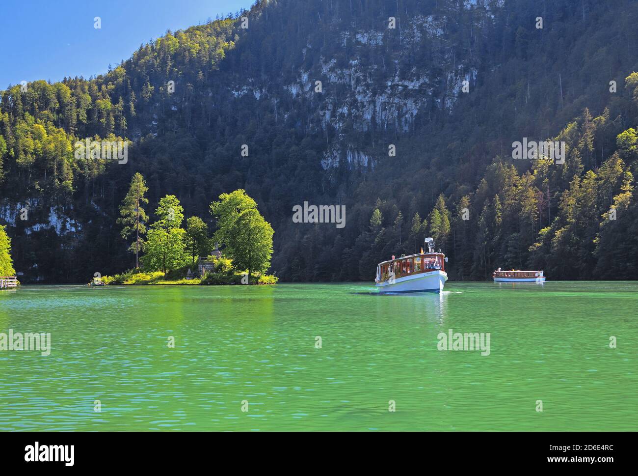 Isola di Christlieger e gite in barca sul Koenigssee, Schönau am Koenigssee, Berchtesgadener Land, alta Baviera, Baviera, Germania Foto Stock