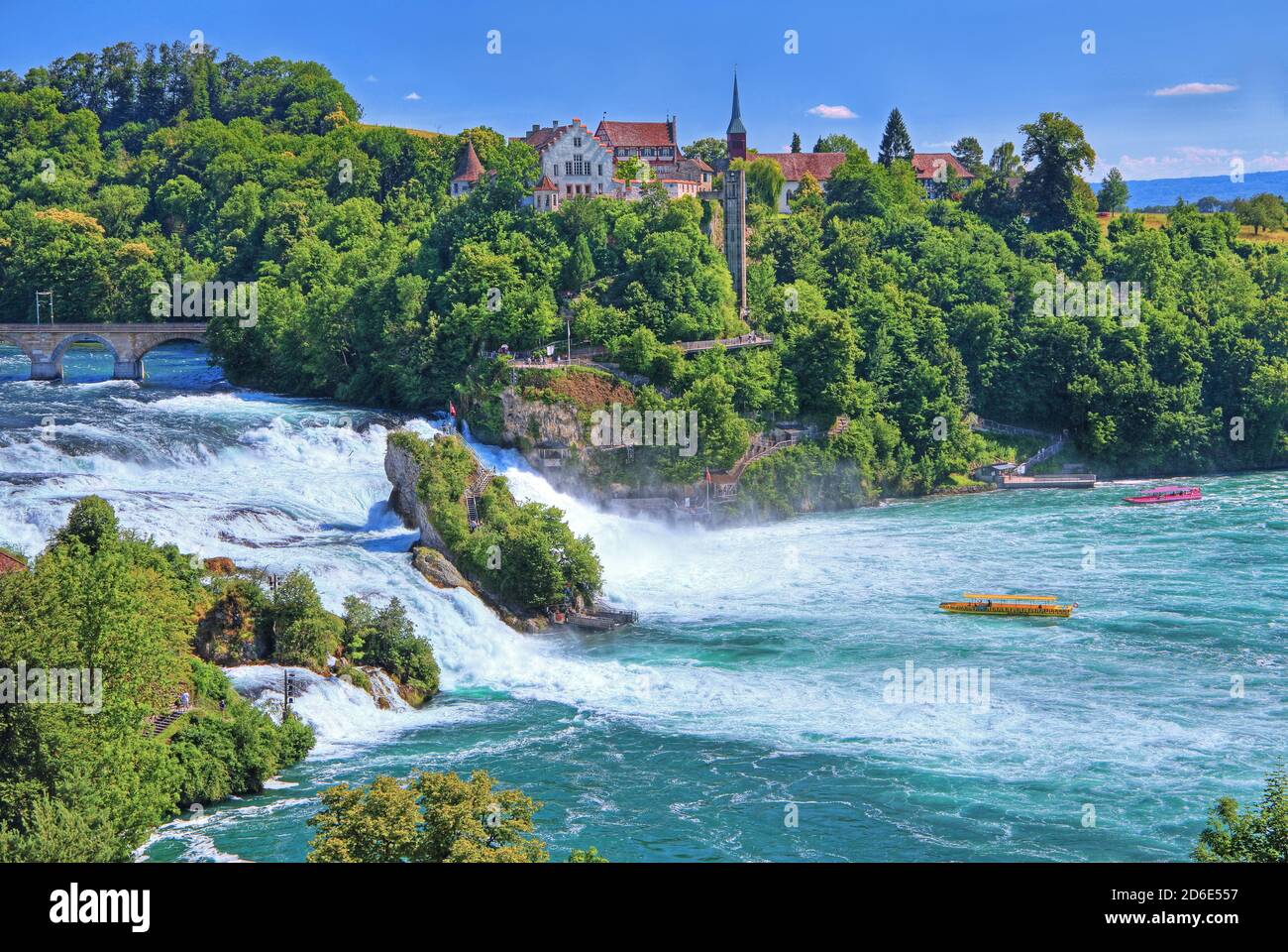 Cascate del Reno nei pressi di Sciaffusa con il Castello di Laufen e le barche per escursioni, Neuhausen am Rheinfall, Reno, Valle del Reno, Canton Sciaffusa, Svizzera Foto Stock