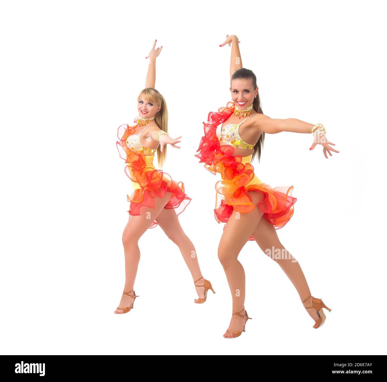 Due ballerine di salsa femminili in abiti colorati su sfondo bianco Foto Stock