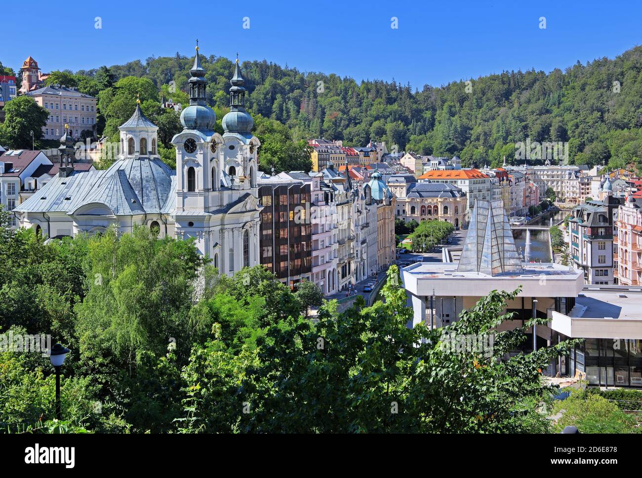 Panorama della zona termale con la chiesa parrocchiale e colonnato delle sorgenti termali, Karlsbad, triangolo termale, Boemia, Repubblica Ceca Foto Stock