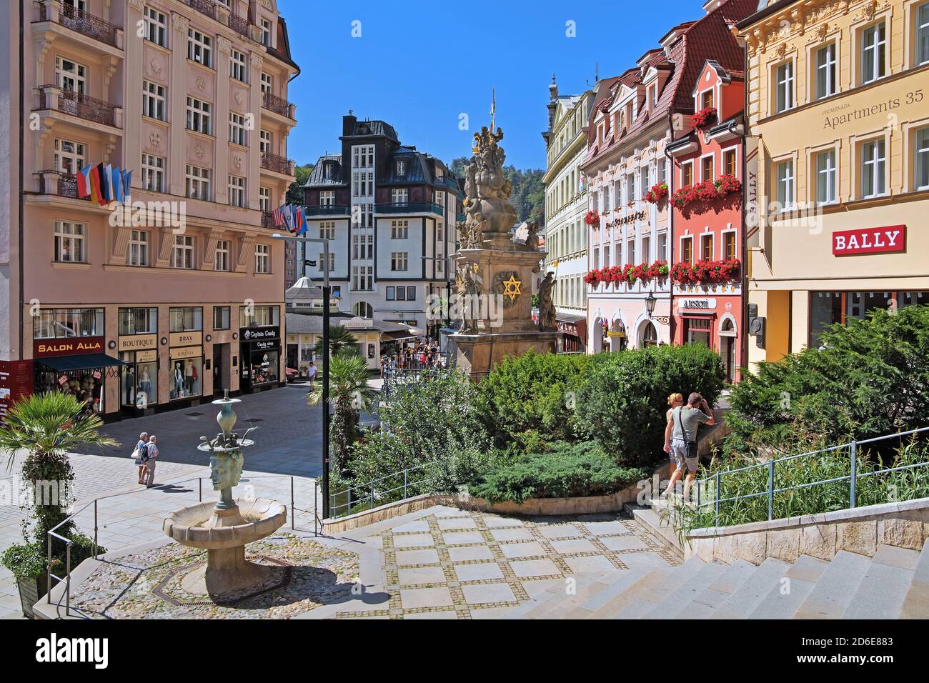 Piazza del mercato con colonna di peste nella zona termale, Karlsbad, triangolo termale, Boemia, Repubblica Ceca Foto Stock