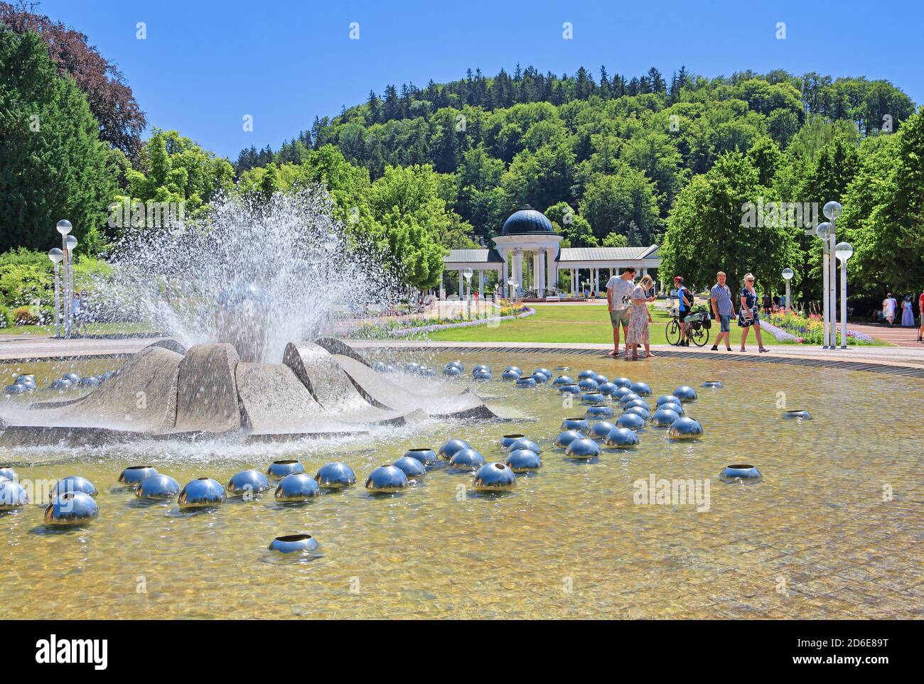 Fontana di canto nelle strutture termali, Marienbad, triangolo termale, Boemia, Repubblica Ceca Foto Stock
