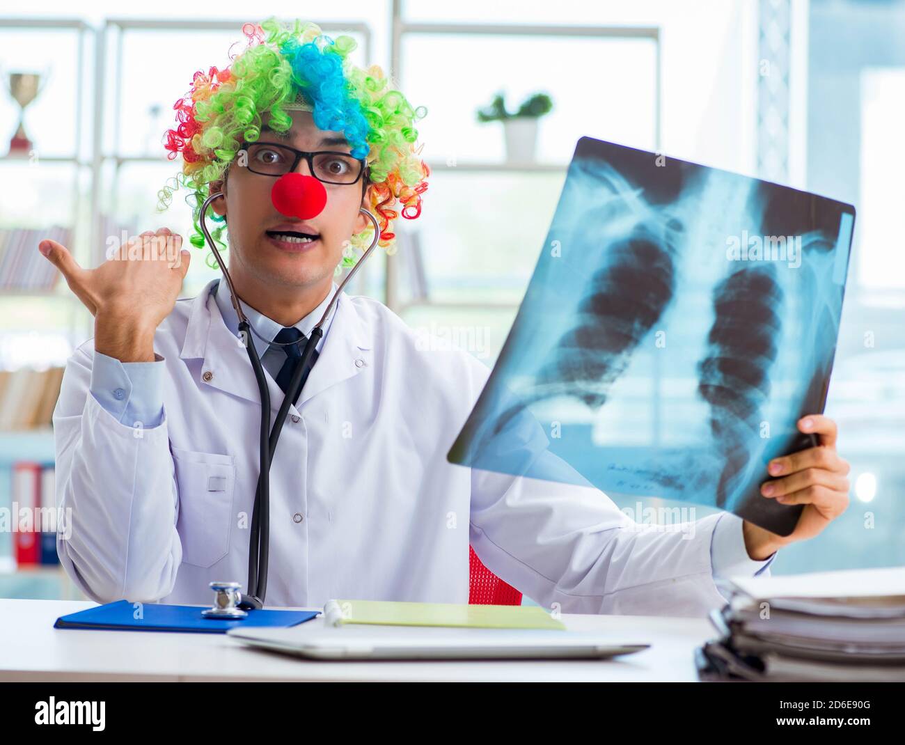 Il pediatra con immagine a raggi x seduta in ufficio Foto Stock