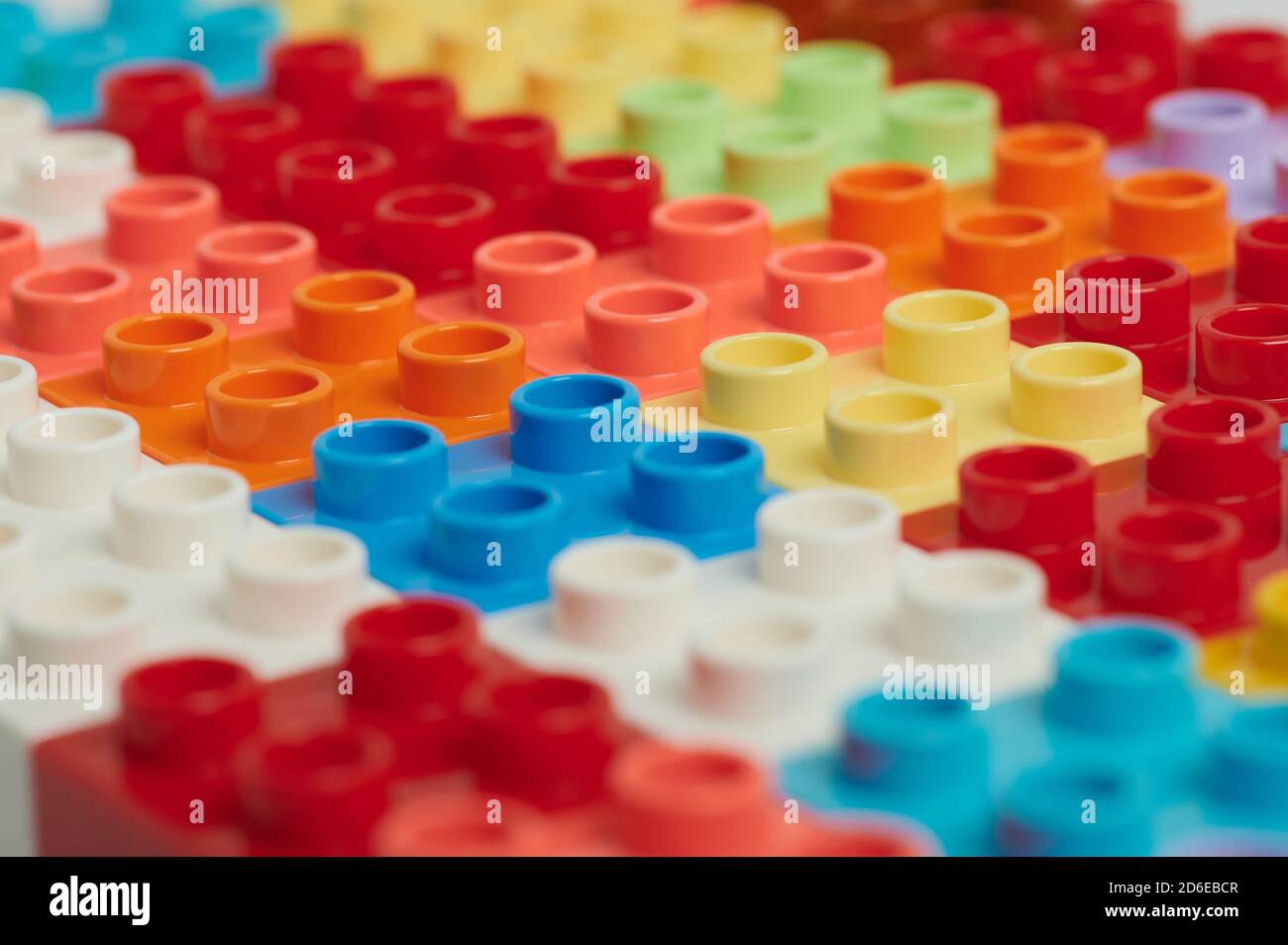 Mattoni colorati in plastica, collegamento rotondo, vista ravvicinata Foto Stock