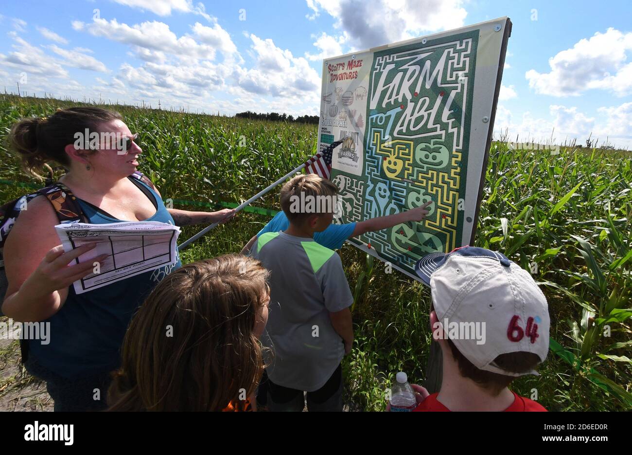 Mt. Dora, Stati Uniti. 15 Ott 2020. 15 ottobre 2020 - Mt. Dora, Florida, Stati Uniti - la gente naviga il labirinto annuale di mais autunnale a Long e Scott Farms il 15 ottobre 2020 a Mt. Dora, Florida. Il tema di questo labirinto di yearÕs 6 acri, che è aperto con la distanza sociale durante la pandemia del coronavirus, è 'Farm to Table'. Credit: Paul Hennessy/Alamy Live News Foto Stock