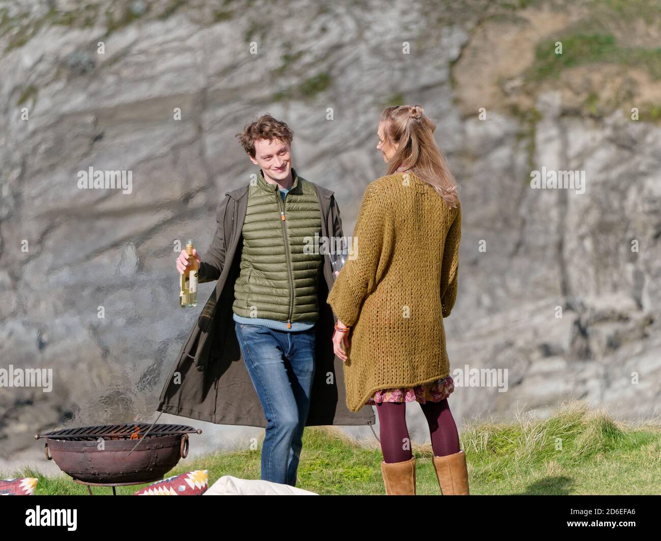 Newquay, Cornovaglia, Regno Unito, 16 ottobre 2020. Hedi Honert, Maximillian Hildenbrandt, FFP New media Production Company location filmando 'Herzenslaufe' una storia di Rosamunde Pilcher. Si traduce come 'modi del cuore'. Credit: Robert Taylor/Alamy Live News Foto Stock