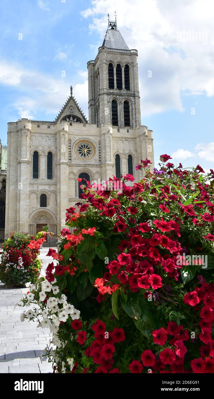 Basilica di Saint-Denis o Basilique royale de Saint-Denis. Facciata e campanile. Parigi, Francia. Foto Stock