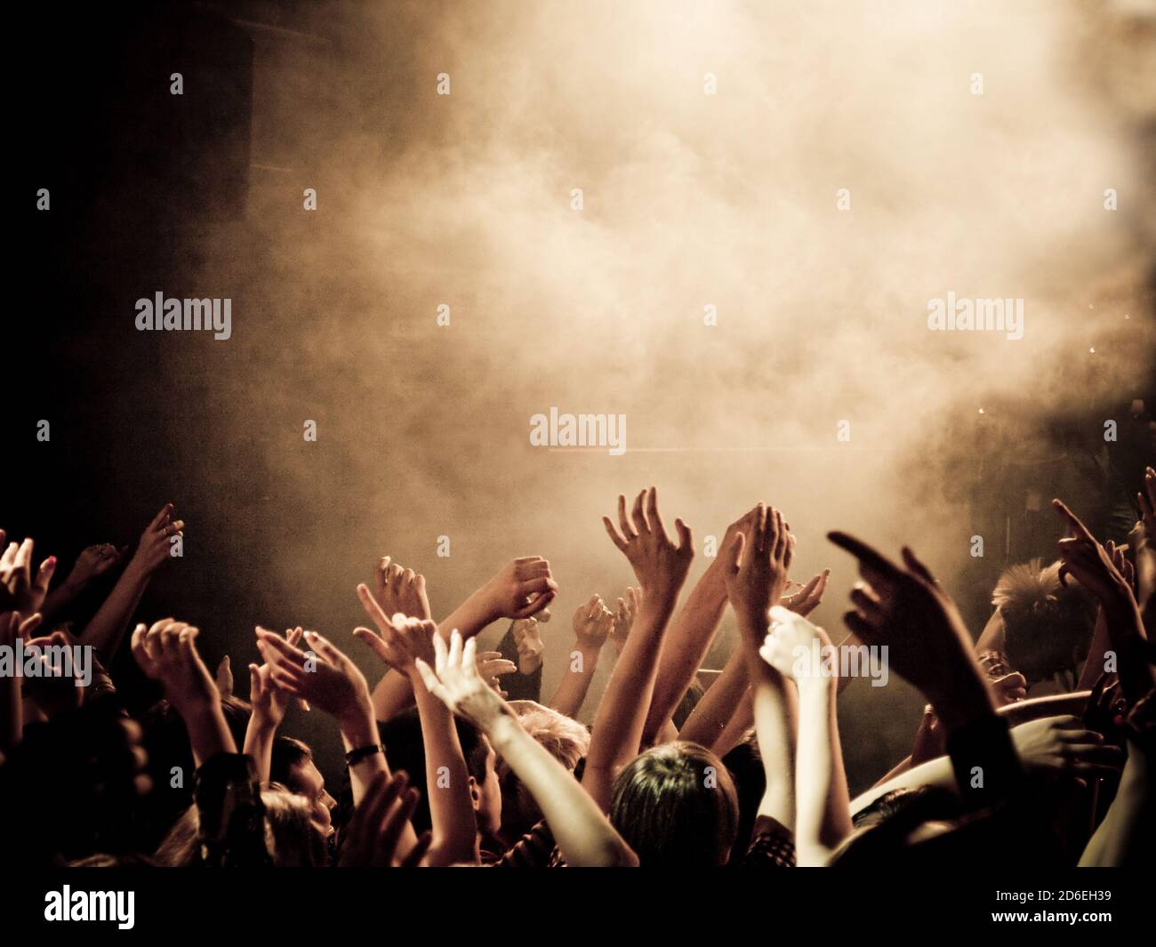 Folla a un concerto, mani in su. Alto ISO! Foto Stock