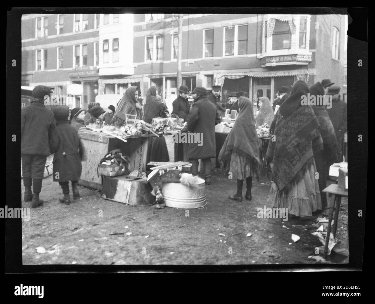 Vista dei mercanti di giocattoli di seconda mano nella zona di Maxwell Street, Chicago, Illinois, 1906. Foto Stock