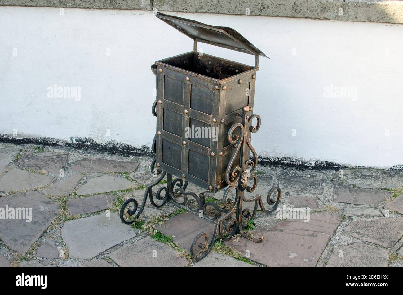 Immondizia può con modelli forgiati. Foto Stock