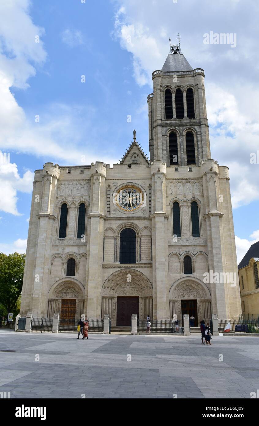 Parigi, Francia. 12 agosto 2019. Basilica di Saint-Denis o Basilique royale de Saint-Denis, facciata ovest e campanile. Foto Stock