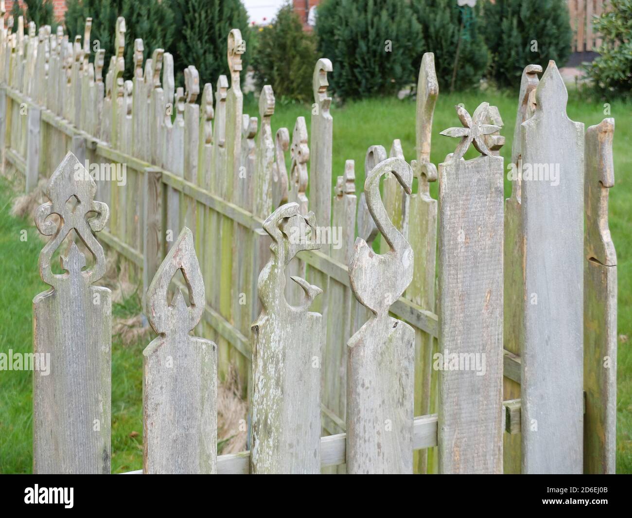 Recinzione in legno con motivi marittimi Foto Stock