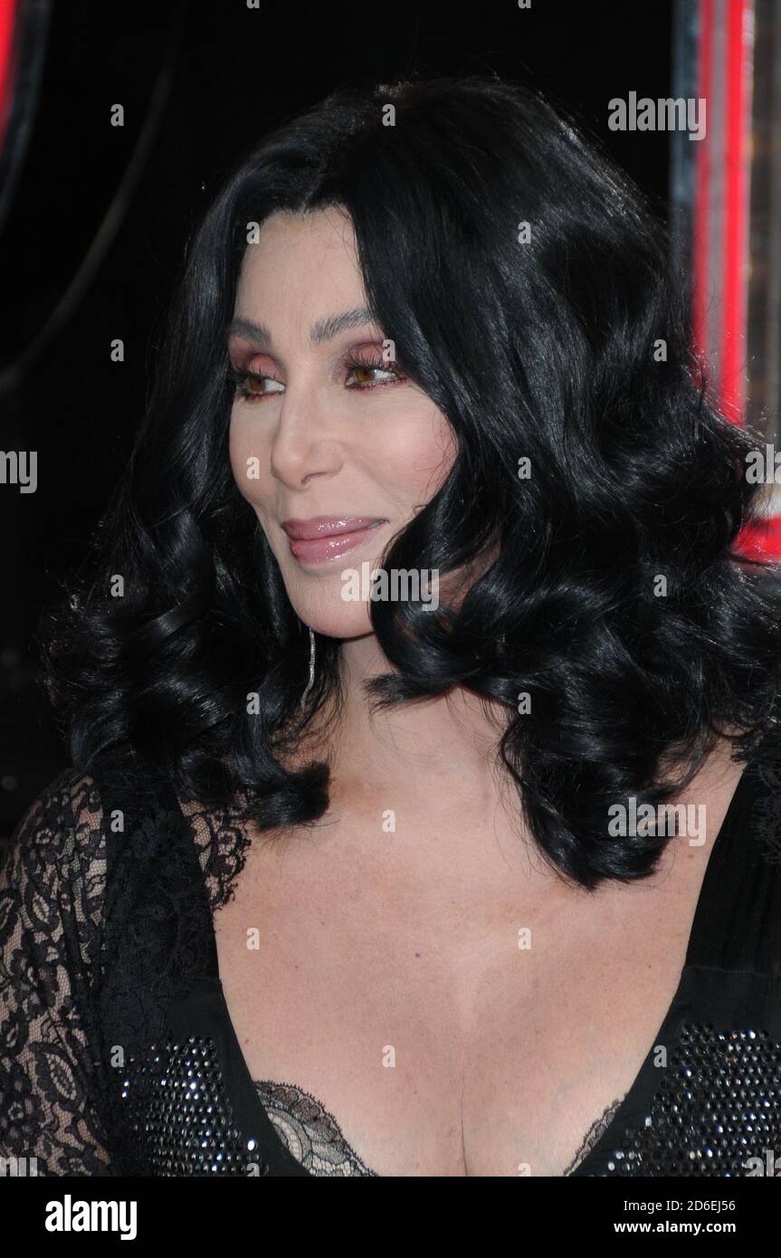 Cher arriva alla prima DI 'Burlesque' AL Grauman's Chinese Theatre di Hollywood Foto Stock
