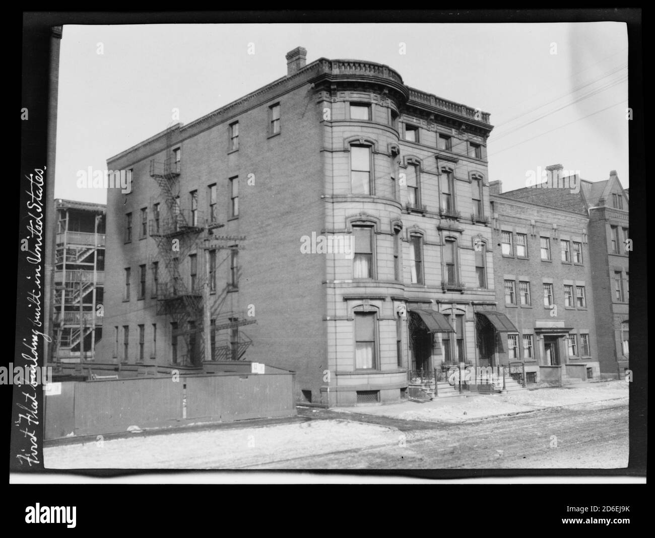 Edificio di appartamenti a Chicago, Illinois, circa 1905. Il fotografo ha etichettato questo edificio come il primo appartamento negli Stati Uniti. Foto Stock